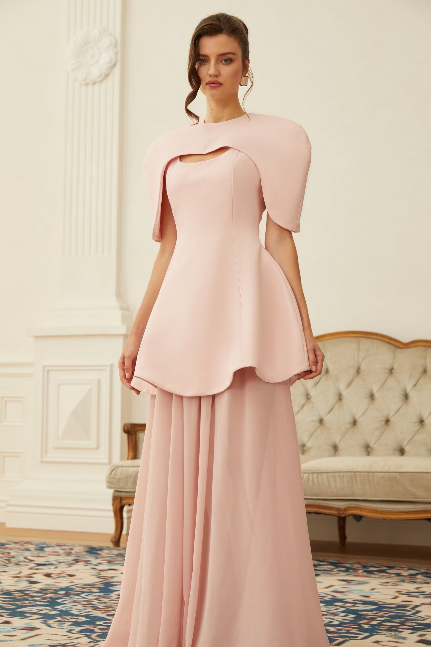 Conjunto de Vestido Maxi Escultural com Capa em Camadas Rosa Auriane