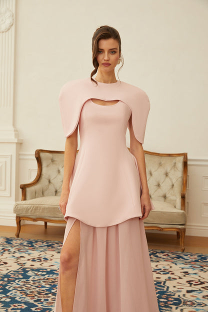 Conjunto de Vestido Maxi Escultural com Capa em Camadas Rosa Auriane