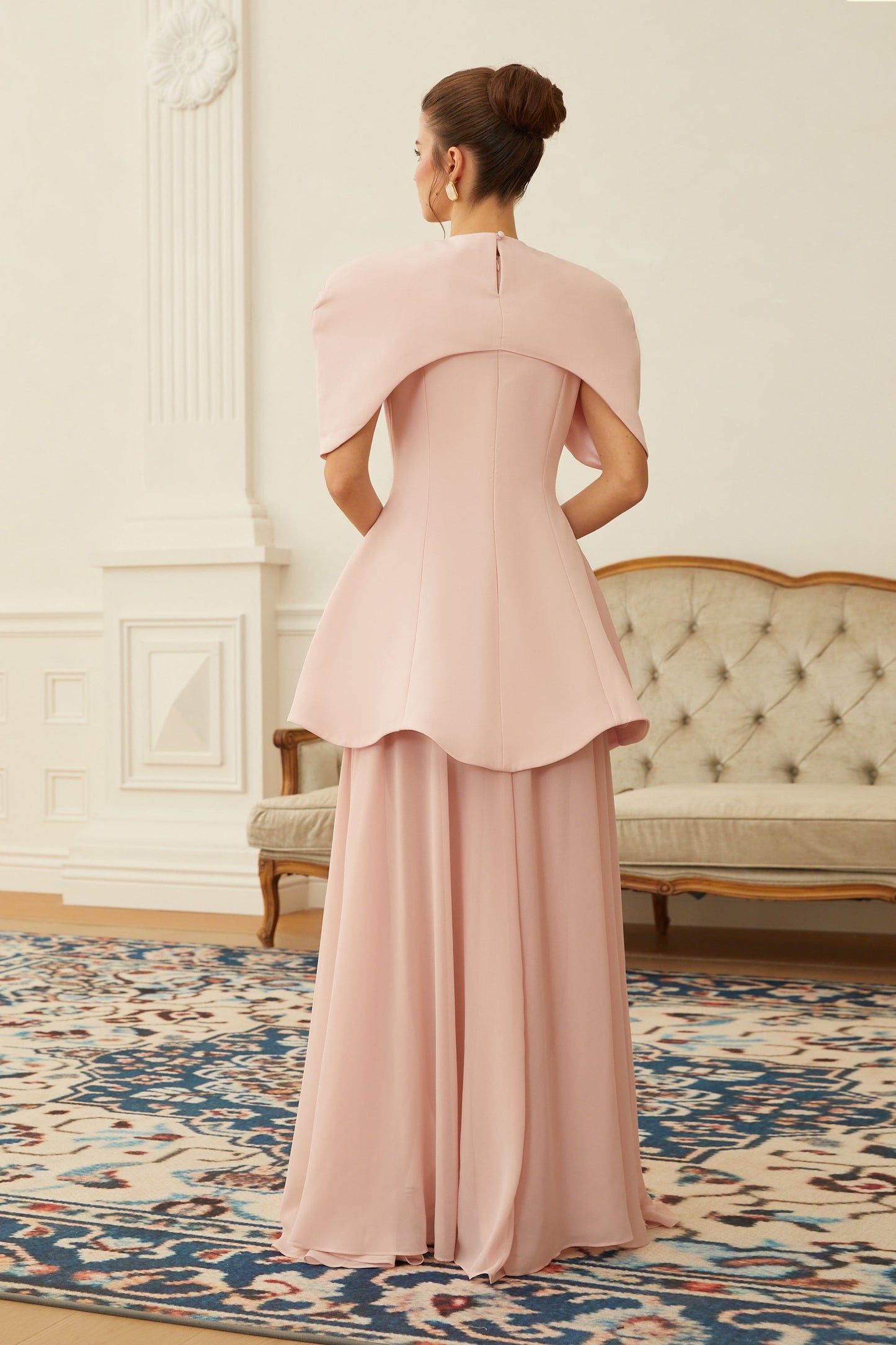 Conjunto de Vestido Maxi Escultural com Capa em Camadas Rosa Auriane