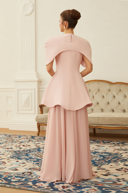 Conjunto de Vestido Maxi Escultural com Capa em Camadas Rosa Auriane