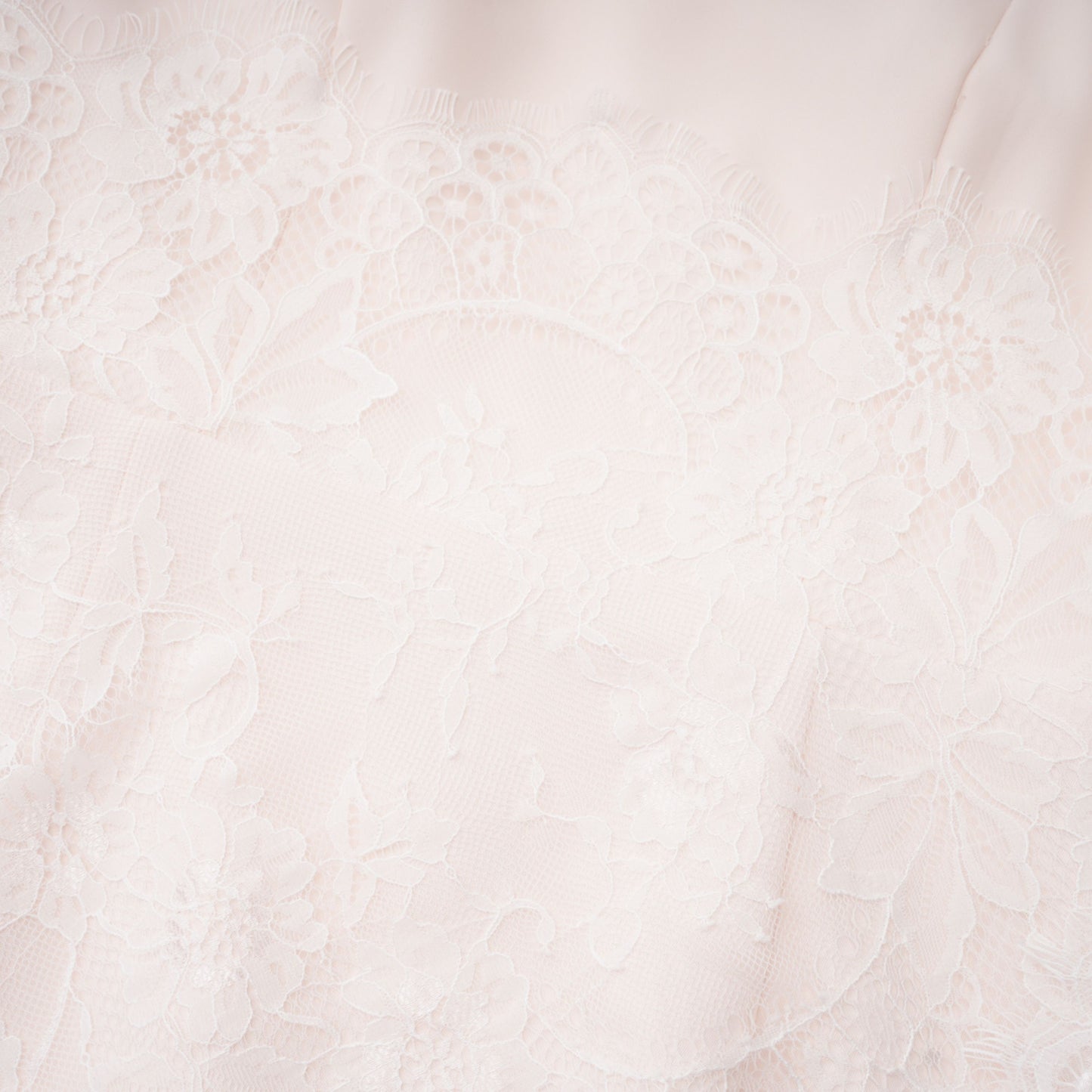 Vestido Maxi Assimétrico de Renda Floral Elysia