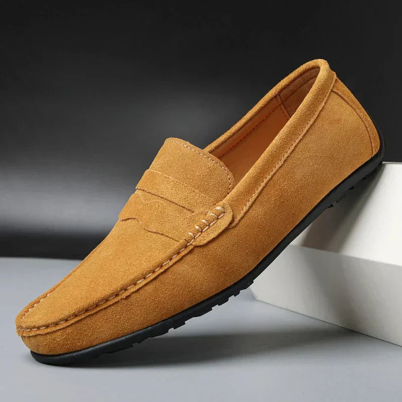 Loafers Clássicos em Camurça Retro Luxe